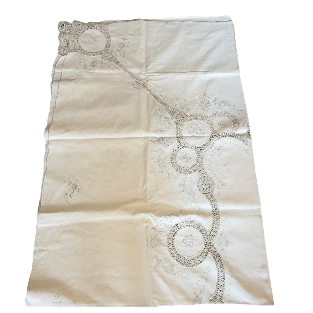 Vintage‎ Madeira Linen Tablecloth 66x98 w/ 32